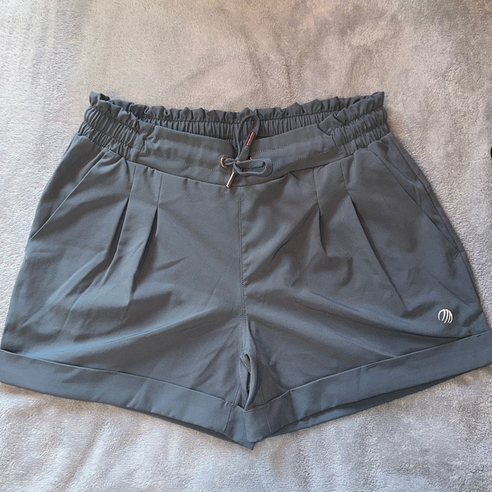 grey shorts with tie and pockets